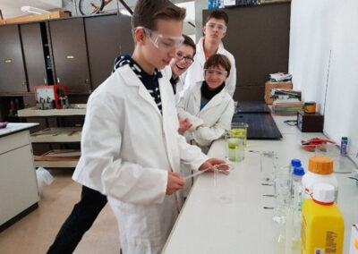 Schüler mit Chemieexperiment