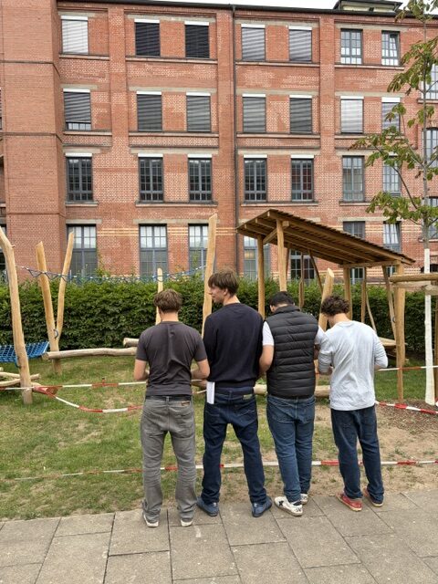 Geschenk zum Abschied: Zehntklässler weihen neuen Spielplatz ein